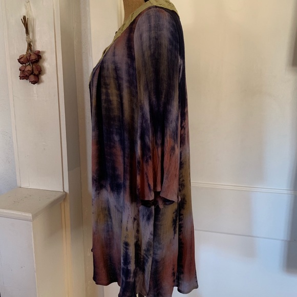 Gorgeous Umgee Blouse With Lace Trim Neckline - Picture 7 of 9